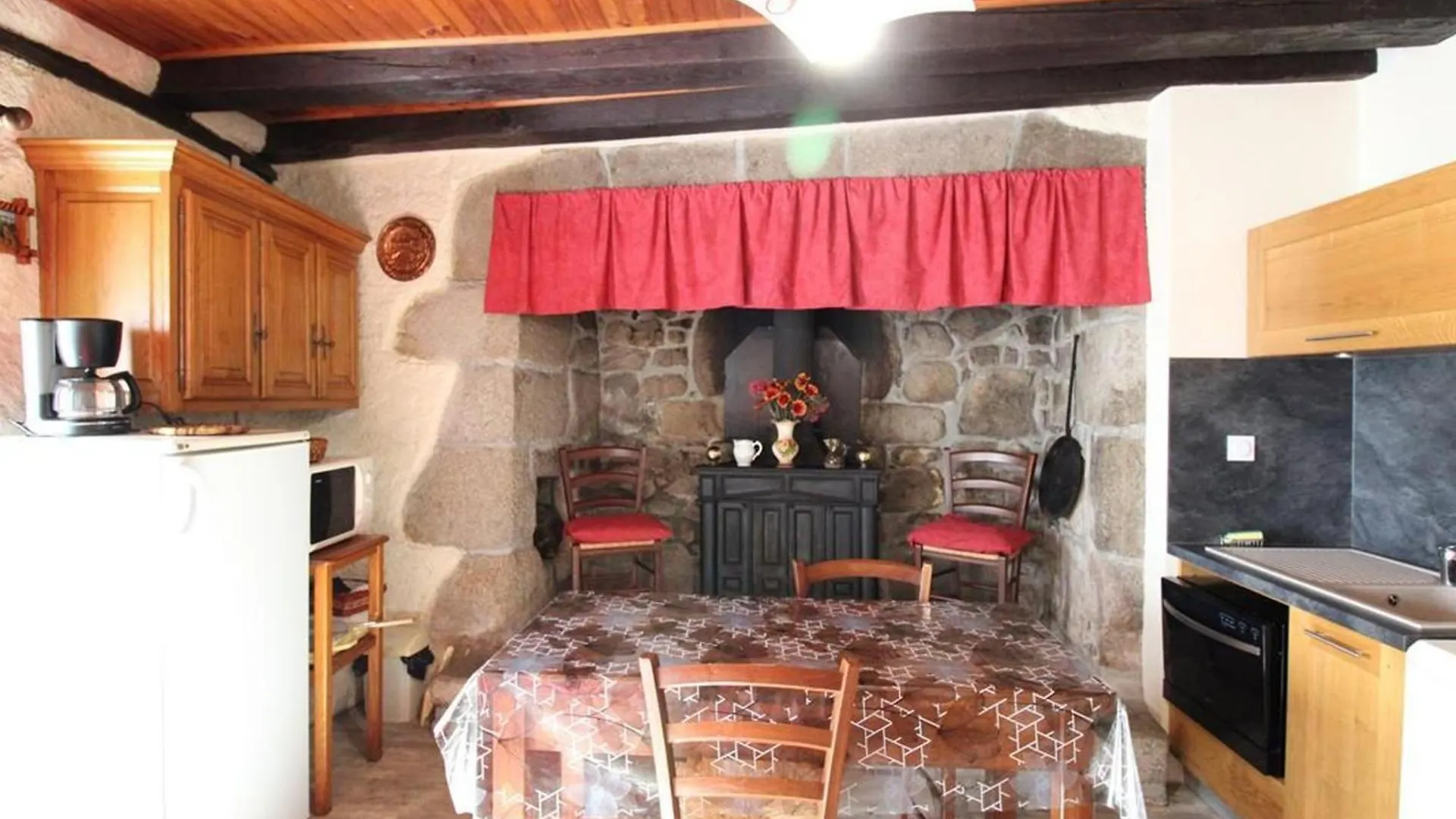 Charmante Maison De Campagne Avec Terrasse, Cheminee Et Jardin, Animaux Acceptes, Pres Des Monts Du Cantal. - Fr-1-742-33 Ladinhac France