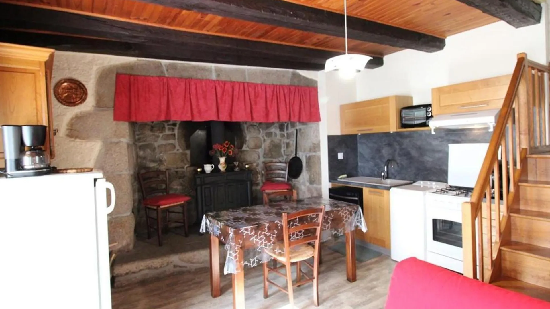 Charmante Maison De Campagne Avec Terrasse, Cheminee Et Jardin, Animaux Acceptes, Pres Des Monts Du Cantal. - Fr-1-742-33 Ladinhac Holiday home